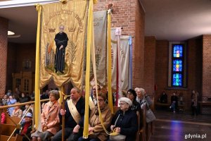 Wierni z chorągwiami parafii na mszy przed oficjalnym odsłonięciem pomnika św. Maksymiliana
