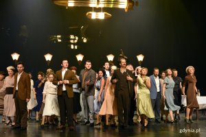 Scena zbiorowa w spektaklu Teatru Muzycznego w Gdyni - „Mistrz i Małgorzata” // fot. Magdalena Czernek