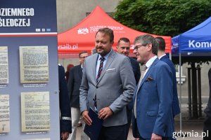 Marek Łucyk - wiceprezydent Gdyni ds. rozwoju i Tomasz Białas - rektor Wyższej Szkoły Administracji i Biznesu w Gdyni oglądają wystawę „Państwowy Korpus Bezpieczeństwa – Policja Polskiego Państwa Podziemnego w dokumentach” // fot. Magdalena Śliżewska