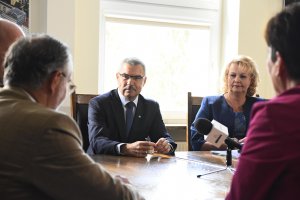 Przedstawiciele władz Gdyni oraz organizacji związkowych podpisali nowe porozumienie w sprawie pracowników administracji oświatowej // fot. Jan Ziarnicki