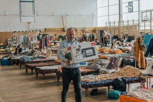 Dyrektor ZSP nr 3 w Gdyni z mikrofalówką, darem dla uchodźców przebywających w placówce // fot. Filip Śmigielski