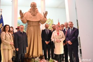 Na zdjęciu: posłanka Dorota Arciszewska-Mielewczyk, senator Grzegorz Bierecki, doradca prezydenta RP Tomasz Szturo, wicemarszałek Sejmu Marcin Horała, radna Gdyni Beata Horała, wiceprezydent Gdyni Rafał Geremek, dyr. IPN w Gdańsku Marek Szymaniak