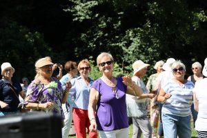 Uczestnicy pikniku dla senior&oacute;w na Polance Redłowskiej