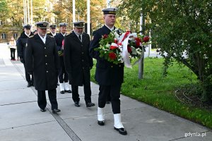 Przedstawiciele Marynarki Wojennej RP złożyli kwiaty przed pomnikiem Armii Krajowej z okazji 83. rocznicy utworzenia Polskiego Państwa Podziemnego // fot. Magdalena Czernek