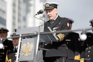 kmdr dypl. pil. Andrzej Szczotka - dowódca Brygady Lotnictwa Marynarki Wojennej odczytujący list od ministra obrony narodowej podczas uroczystości z okazji święta 43. Bazy Lotnictwa Morskiego i Dywizjonu Okrętów Bojowych 