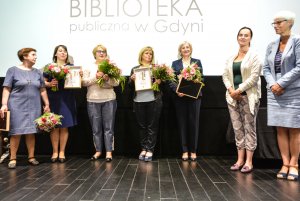 Dzień Bibliotekarza w Gdyni - laureaci i przewodnicząca Rady Miasta Joanna Zielińska oraz Maja Wagnr, pełnomocnik prezydenta ds. kultury