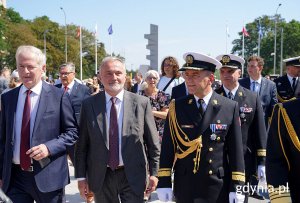 Na zdj. m.in. prezydent Wojciech Szczurek (w środku) w towarzystwie senatora RP Sławomira Rybickiego (z lewej) oraz Marynarki Wojennej ( z prawej)