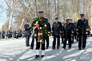 Przedstawiciele Marynarki Wojennej składający kwiaty przed pomnikiem Ofiar Katynia na Cmentarzu Wojennym w Redłowie // fot. Magdalena Czernek