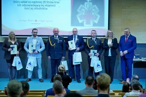 Odznaczeni honorowi dawcy krwi z Wejherowa wraz z dr hab. Marleną Robakowską &ndash; dyrektor Regionalnego Centrum Krwiodawstwa i Krwiolecznictwa w Gdańsku i Mieczysławem Gołuńskim &ndash; burmistrzem Kartuz podczas gali w PPNT Gdynia