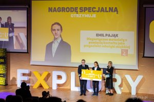 Przedstawiciel Uniwersytetu Morskiego w Gdyni wręcza nagrodę specjalną Emilowi Pająkowi. Gala finałowa Konkursu Explory w centrum konferencyjnym PPNT Gdynia (fot. Kamil Złoch)