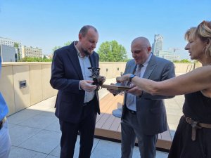 O szczeg&oacute;łach przedsięwzięcia opowiadał Robert Witosławski z Centrum Wirtualnych Rekonstrukcji.  Na zdjęciu dyrektor ds. kultury i aktywności mieszkańc&oacute;w Mariusz Bzdęga i dyrektor Muzeum Miasta Gdyni Karin Moder