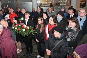 Uczestnicy obchodów 42. rocznicy wprowadzenia stanu wojennego, które odbyły się przed pomnikiem Ofiar Terroru Komunistycznego