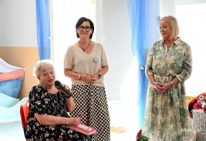 na zdjęciu pani dyrektor i jej zastępczyni oraz emerytowany pracownik