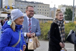 Wiceprezydent Gdyni Marek Łucyk rozdawał śniadania gdynianiom korzystającym z komunikacji miejskiej. To akcja w ramach Europejskiego Tygodnia Zrównoważonego Transportu // fot. Paweł Kukla