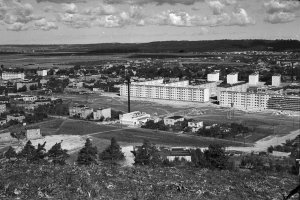 Negatyw czarno-biały ze zbioru czterdziestu negatywów przedstawiających Gdynię lat 60 XX wieku, autorstwa Jarosława Nowalińskiego. Fotografia przedstawia widok ze wzniesienia terenu w rejonie ul. Swarzewskiej. W centrum widoczne są wielokondygnacyjne budynki mieszkalne (bloki) oraz inna zabudowa mieszkalna w rejonie skrzyżowania ul. Czerwonych Kosynierów (ob. ul. Morska) z ul. Kartuską. Z przodu boki przy ul. Morskiej 19 i 17. Na dalszym planie widoczne tory kolejowe w rejonie dworca stacji Gdynia-Chylonia. Ulica Morska nie była jeszcze wtedy w tym miejscu wytyczona. Fotografia pochodzi z archiwum cyfrowego Muzeum Miasta Gdyni // fot. Jarosław Nowaliński 