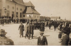 Początek pochodu z okazji Święta 3 Maja na placu przed dworcem  kolejowym w Gdyni, fot. nieznany, 3.05.1930