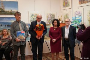 Na zdjęciu m.in.: Wojciech Pasko-Porys ze Stowarzyszenie Marynistów Polskich, Wojciech Kodłubański i artysta Marek Kogut