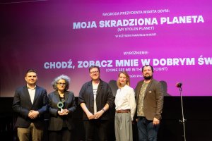 Na zdjęciu wiceprezydent Gdyni Maciej Zielonka z Farahnaz Sharifi oraz jury konkursowe: Filip Ignatowicz, Ewa Stusińska i Michał Miegoń 