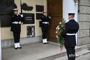 Warta honorowa przed tablicą śp. admirała Andrzeja Karwety, fot. Michał Sałata