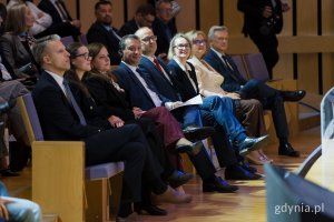 W pierwszym rzędzie siedzą (od lewej): Arkadiusz Marchewka, sekretarz stanu w Ministerstwie Infrastruktury, posłanka Wioleta Tomczak, Aleksandra Kosiorek, prezydent Gdyni, Gavin Gulia, ambasador Republiki Malty, Emil Rojek, wicewojewoda pomorski, radne Gdyni Agnieszka Tokarska i Teresa Bysewska oraz Sławomir Kalicki, lider Forum Gospodarki Morskiej Gdynia 2025 i prezes Inter Marine Group