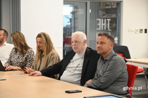 Zdjęcie przedstawia spotkanie w sprawie zawiązania Pomorskiego Klastra Kreatywnego. Na zdjęciu widoczni od prawej: Jakub Siemiątkowski, wiceprezes zarządu Trefl S.A. oraz Kazimierz Wierzbicki, prezes zarządu Trefl S.A.