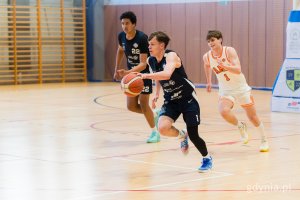 Koszykarze na boisku w trakcie meczu