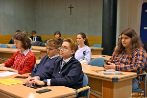 Młodzieżowa Rada Miasta Gdyni podczas obrad 