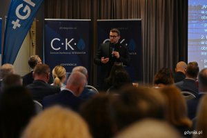 mjr dr hab. inż. Jarosław Stelmach z Safety Project wygłaszający wykład otwierający III Konferencję &bdquo;Branża wodno-kanalizacyjna &ndash; Ochrona i bezpieczeństwo infrastruktury krytycznej. Reagowanie w sytuacjach kryzysowych&rdquo; 