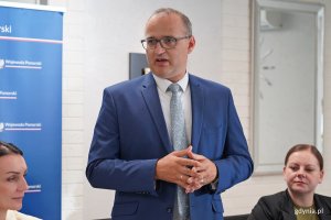 Wicewojewoda pomorski Emil Rojek przemawiający podczas podpisania umowy ws. finansowania i budowy łącznicy Obwodnicy Metropolii Tr&oacute;jmiejskiej 