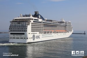 MSC Magnifica wpływa do gdyńskiego portu / fot. Tadeusz Urbaniak 