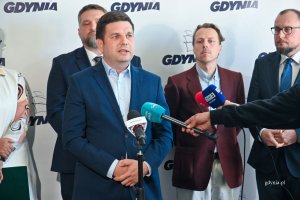 Konferencja prasowa. Przemawia Maciej Zielonka, wiceprezydent Gdyni.
