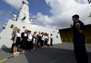 Uczniowie SP nr 26 w Gdyni zwiedzają HMS Diamond, fot. Kamil Złoch