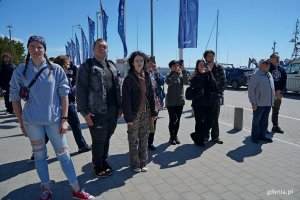 Uczestnicy apelu z okazji otwarcia sezonu w Ośrodku Żeglarstwa i Sport&oacute;w Wodnych Uniwersytetu Morskiego w Gdyni