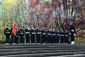 Żołnierze z Kompanii Reprezentacyjnej Marynarki Wojennej oddają salwę honorową podczas uroczystości z okazji 78. rocznicy zakończenia II wojny światowej // fot. Magdalena Czernek