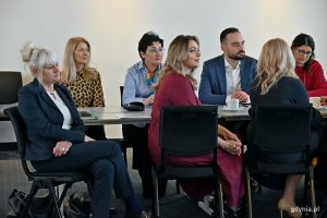 Członkowie Komisji Edukacji Związku Miast Polskich podczas obrad w Gdyni. Wśród gości także Iwona Tanewska, naczelnik Wydziału Edukacji Urzędu Miasta Gdyni (pierwsza z lewej)