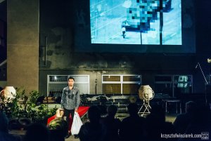Zdjęcie ze spektaklu „Warunki zabudowy”, który można obejrzeć placu przy Gdyńskim Przedsiębiorstwie Handlowym Surtex w ramach festiwalu „Pociąg do Miasta” // fot. Krzysztof Winciorek
