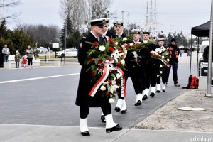 Marynarze z wieńcami