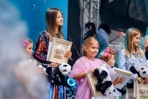 Nagradzani i wyróżniani uczestnicy Międzynarodowego Festiwalu Piosenki Gdynia Open (fot. Kamil Złoch)