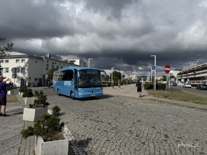 niebieski autokar wjeżdża na plac