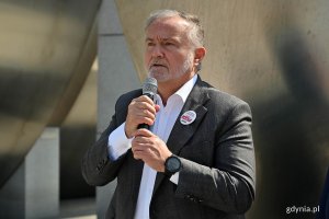 Na zdj. prezydent Gdyni Wojciech Szczurek z mikrofonem