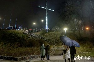 Ludzie idą ulicami miasta w czasie drogi krzyżowej.