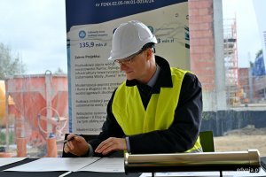 Wiceprezydent Gdyni Rafał Geremek podpisujący akt erekcyjny podczas uroczystości wmurowania kamienia węgielnego pod budowę nowoczesnej stacji uzdatniania wody &bdquo;Rumia&rdquo; 