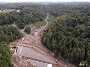 Efekty prac przy inwestycji "Odtworzenie Potoku Wiczlińskiego wraz z budową zbiorników retencyjnych w Gdyni”. Potok Wiczliński z lotu ptaka. Fot. Marcin Mielewski