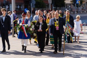 Prezydent Gdyni Aleksandra Kosiorek, prezes Kaszubskiego Forum Kultury Andrzej Busler i posłanka Wioleta Tomczak składają wieniec pod pomnikiem Antoniego Abrahama