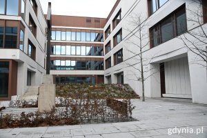 Nowe budynki Gdynia Waterfront i zabytkowy Krzyż Rybacki