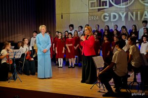 Joanna Rutkowska &ndash; dyrektorka szkoły oraz wiceprezydentka Gdyni Oktawia Gorzeńska podczas inauguracji koncertu z okazji stulecia miasta &bdquo;Muzyczny portret Gdyni&rdquo; 