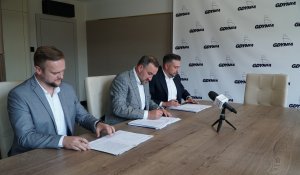 Podpisanie umowy na budowę bloku komunalnego bez barier przy ul. Turkusowej. Od lewej: Bartosz Ożarowski z Kamaro Sp.z o.o. Sp. K., wiceprezydent Gdyni Tomasz Augustyniak, dyrektor LIS Maciej Kochanowski (fot. LIS)