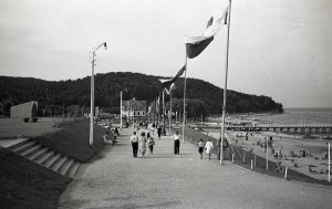 Fotografia z archiwum cyfrowego Muzeum Miasta Gdyni. Promenada nadmorska w Orłowie, 1938 // fot. Henryk Poddębski 
