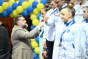 Przewodniczący Rady Miasta Szemiot Tadeusz podczas dekoracji zawodniczek (fot. Michał Puszczewicz)