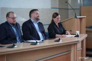 Prezydent Aleksandra Kosiorek zreferowała zasady podziału i przyznania dotacji; na zdjęciu od lewej Mariusz Bzdęga i Tadeusz Szemiot (fot. Karolina Szypelt)